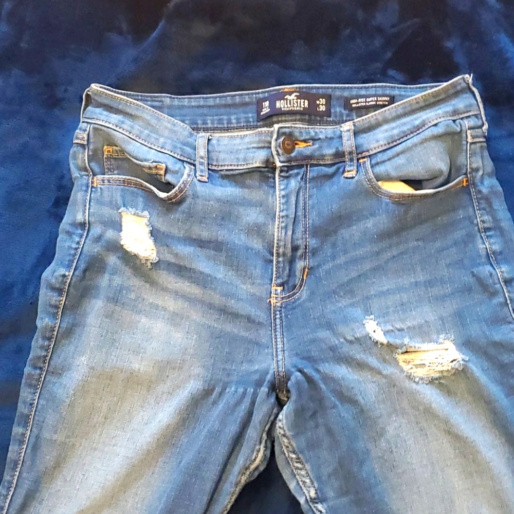 HOLLISTER distressed skinny jean